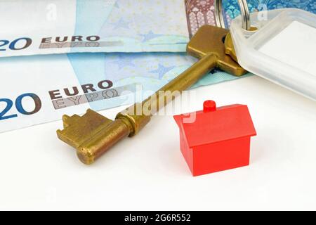 Une vie encore avec une clé, une maison de jouets et une monnaie européenne. Une photographie pour symboliser la finance de maison. Banque D'Images