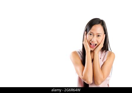 Photo Portrait de femme asiatique avec l'heureuse expression visage et sourire en utilisant deux mains couvrir sa joue isolé sur fond blanc avec un espace réservé au texte Banque D'Images