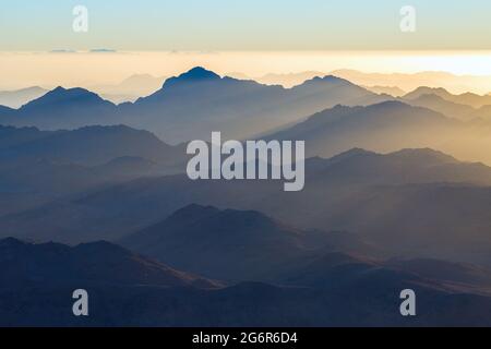 Lever du soleil incroyable au Sinaï, la montagne belle aube en Egypte, belle vue de la montagne Banque D'Images