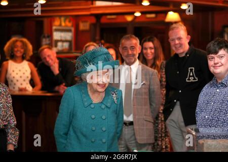 La reine Elizabeth II rencontre des acteurs et des membres de l'équipe de production lors d'une visite du set de Coronation Street aux studios ITV, Media City UK, Manchester. Date de la photo: Jeudi 8 juillet 2021. Banque D'Images