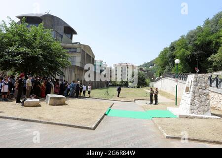 Le maire Enzo Salera et le commandant général Manoj Mukund Naravane lors de l'inauguration de la pierre commémorative en hommage aux Indiens morts de la Seconde Guerre mondiale, Cassino, Italie Banque D'Images