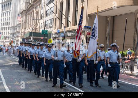 New York, États-Unis. 07e juillet 2021. Les membres de la Garde côtière des États-Unis défilent dans la « Hometown Heroes » Ticker Tape Parade à New York.les travailleurs de la santé, les premiers intervenants et les travailleurs essentiels sont honorés dans le Canyon of Heroes de Manhattan pour leur service durant la pandémie de Covid-19. (Photo par Ron Adar/SOPA Images/Sipa USA) crédit: SIPA USA/Alay Live News Banque D'Images