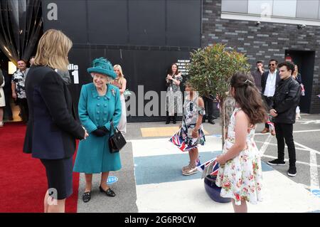 La reine Elizabeth II rencontre les acteurs et l'équipe de production lors d'une visite du set de Coronation Street aux studios ITV, Media City UK, Manchester. Date de la photo: Jeudi 8 juillet 2021. Banque D'Images