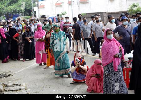 9 juillet 2021: Dhaka, Bangladesh: Des milliers de personnes sont debout dans de longues files d'attente pour acheter des produits de tcb, Azimpur Dhaka. Corporation commerciale du Bangladesh ( Banque D'Images