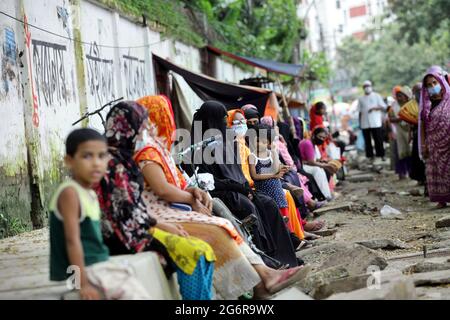 9 juillet 2021: Dhaka, Bangladesh: Des milliers de personnes sont debout dans de longues files d'attente pour acheter des produits de tcb, Azimpur Dhaka. Corporation commerciale du Bangladesh ( Banque D'Images