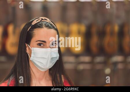 Portrait d'une femme avec un masque dans un magasin Banque D'Images