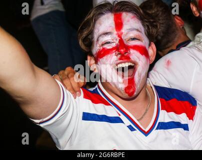 LONDRES, ANGLETERRE, 07 2021 JUILLET, les fans d'Angleterre célèbrent l'Angleterre gagnante contre le Danemark 2020 euros demi-finale match, Credit: Lucy North/Alamy Live News Banque D'Images