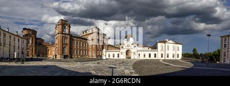 Venaria Reale, Piémont, Italie. Juillet 2021. Photo panoramique grand format de la piazza della repubblica. Met en évidence la tour de l'horloge : entrée au ro Banque D'Images