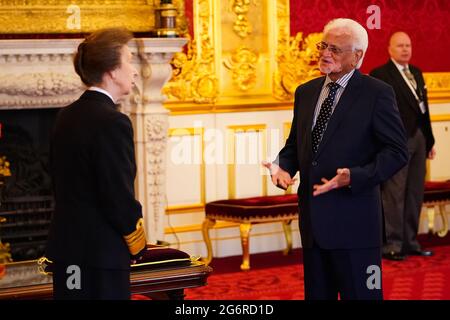 M. Kanti Nagda de Pinner est fait un MBE (membre de l'ordre de l'Empire britannique) par la Princesse Royale au Palais St James à Londres. Date de la photo: Jeudi 8 juillet 2021. Banque D'Images