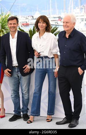 Cannes, France. 08 juillet 2021. CANNES, FRANCE. 8 juillet 2021 : François Ozon, Sophie Marceau et André Dussollier au photocall for Everything s'est bien passé au 74e Festival de Cannes. Crédit photo : Paul Smith/Alamy Live News Banque D'Images