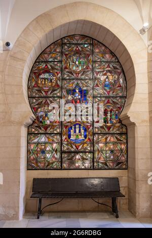 Cadix, Espagne - 15 juin 2021 : vitraux à l'intérieur du château de San Marcos, Castillo de San Marcos, construit sur les fondations d'une mosquée. C'était Banque D'Images