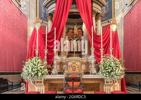 El Puerto de Santa Maria, Cadix, Espagne - 15 juin 2021 : autel principal et retable à l'intérieur de la basilique notre-Dame des miracles dans la ville d'El Puerto Banque D'Images