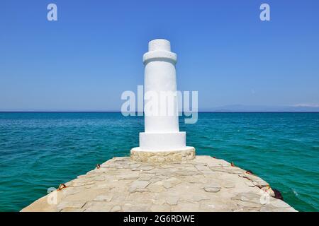 Phare au bout d'un quai dans la mer Égée. Pefkohori, Kassandra, Chalkidiki, Grèce Banque D'Images