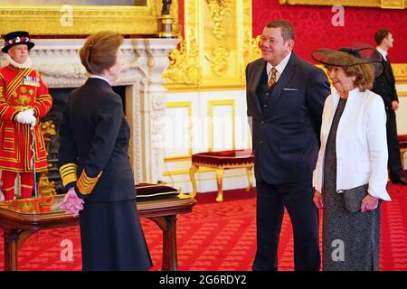 M. Christopher Luff, de Hertfordshire, est fait membre de l'ordre de l'Empire britannique par la princesse royale au Palais St James à Londres. Date de la photo: Jeudi 8 juillet 2021. Banque D'Images