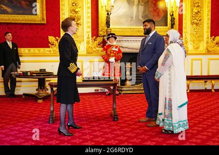 M. Nadeem Javaid de Londres est fait un MBE (membre de l'ordre de l'Empire britannique) par la Princesse Royale au Palais St James à Londres. Date de la photo: Jeudi 8 juillet 2021. Banque D'Images