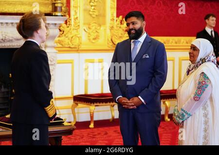 M. Nadeem Javaid de Londres est fait un MBE (membre de l'ordre de l'Empire britannique) par la Princesse Royale au Palais St James à Londres. Date de la photo: Jeudi 8 juillet 2021. Banque D'Images