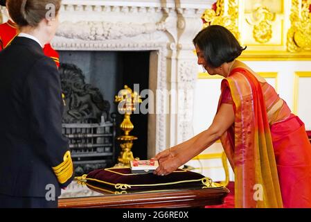 La chorégraphe britannique Shobana Jeyasingh de Londres est constituée en CBE (commandant de l'ordre de l'Empire britannique) par la princesse Royale au Palais St James de Londres. Date de la photo: Jeudi 8 juillet 2021. Banque D'Images