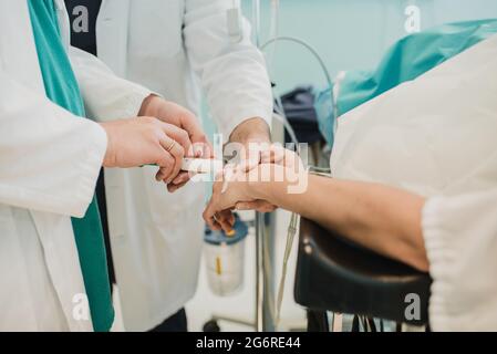 Médecin donnant l'anesthésie du patient avant l'opération chirurgicale à l'intérieur de l'hôpital moderne - Focus sur le médecin tenant la seringue Banque D'Images