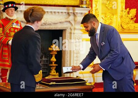 M. Nadeem Javaid de Londres est fait un MBE (membre de l'ordre de l'Empire britannique) par la Princesse Royale au Palais St James à Londres. Date de la photo: Jeudi 8 juillet 2021. Banque D'Images