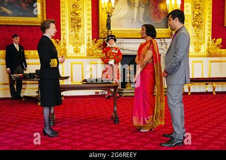 La chorégraphe britannique Shobana Jeyasingh de Londres est constituée en CBE (commandant de l'ordre de l'Empire britannique) par la princesse Royale au Palais St James de Londres. Date de la photo: Jeudi 8 juillet 2021. Banque D'Images
