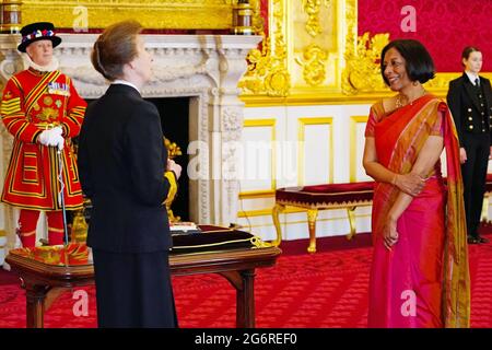 La chorégraphe britannique Shobana Jeyasingh de Londres est constituée en CBE (commandant de l'ordre de l'Empire britannique) par la princesse Royale au Palais St James de Londres. Date de la photo: Jeudi 8 juillet 2021. Banque D'Images