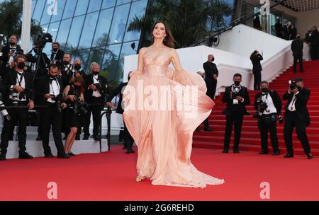 Cannes, France. 7 juillet 2021. L'actrice française Frederique Bel arrive pour la projection de 'tout s'est bien passé' à Cannes, dans le sud de la France, le 7 juillet 2021. « tout s'est bien passé » concourra pour la Palme d'Or lors du 74e Festival international du film de Cannes. Credit: Gao Jing/Xinhua/Alamy Live News Banque D'Images