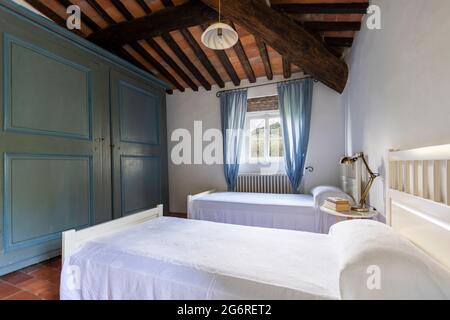 Intérieur d'une chambre ancienne, presque antique. Style italien typique. Personne à l'intérieur Banque D'Images