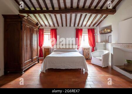 Intérieur d'une chambre double. Ambiance Spartan et rien de luxueux. La vue de face et le tend sont rouges. Banque D'Images