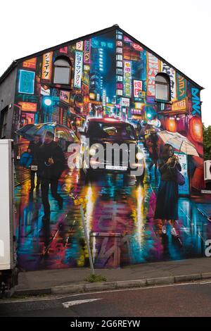 Art mural de taxi noir par Dan Kitchener sur Enfield Street, Belfast 2021 Banque D'Images