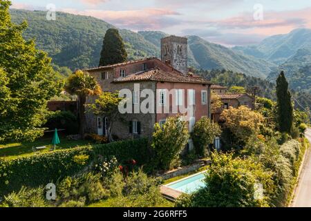 Maison ou chalet au milieu de l'été avec un beau jardin et une piscine en Toscane. L'endroit est romantique et vous fait rêver. La photo était Banque D'Images