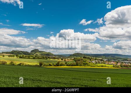 Paysage de Hegau avec le Hohentwiel et le village de Hilzingen, district de Konstanz, Bade-Wurtemberg, Allemagne Banque D'Images