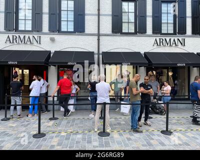 Roermond, pays-Bas - 1er juillet. 2021: Vue sur la file d'attente des gens devant le magasin de mode armani Banque D'Images