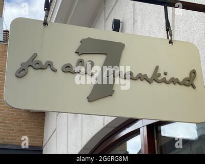 Roermond, pays-Bas - 1er juillet. 2021: Vue sur la façade du magasin avec le logo du signe de 7 pour tous les jeans de l'humanité étiquette de mode Banque D'Images