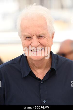 Cannes, France, 6 juillet 2021 Andr Dussollier au photocall for Everything is Fine, qui se tient au Palais des Festivals. Partie du 74e Festival de Cannes. Crédit : Doug Peters/EMPICS/Alamy Live News Banque D'Images