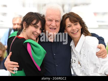 Cannes, France, 6 juillet 2021 Graldine Paillas, Andr Dussollier et Sophie Marceau au salon photo pour tout est fin, qui se tient au Palais des Festivals. Partie du 74e Festival de Cannes. Crédit : Doug Peters/EMPICS/Alamy Live News Banque D'Images