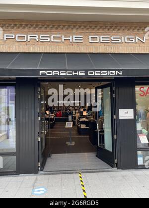 Roermond, pays-Bas - 1er juillet. 2021: Vue sur la façade du magasin avec logo du design porsche Banque D'Images