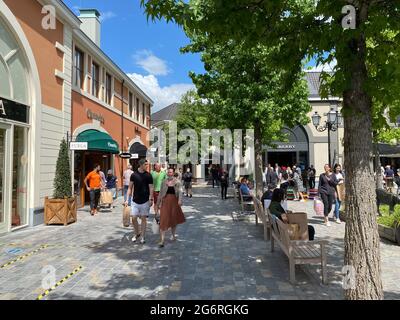 Roermond (magasin d'usine de créateurs), pays-Bas - 1er juillet. 2021: Vue sur la rue commerçante extérieure avec magasins et personnes marchant en été Banque D'Images