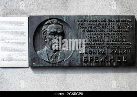 Leonid Breshev plaque de bronze à l'extérieur du Checkpoint Charlie Museum à Mitte, Berlin, Allemagne Banque D'Images