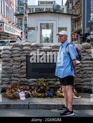 Homme âgé à Checkpoint Charlie. GARDE-frontières DE l'ARMÉE AMÉRICAINE au passage de la frontière entre l'est et l'Ouest pendant la Guerre froide, Mitte, Berlin, Banque D'Images