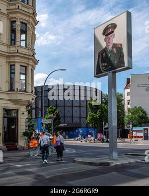 Photo du soldat soviétique au poste frontalier Checkpoint Charlie et bâtiment rond abritant l'exposition murale, Mitte, Berlin, Banque D'Images