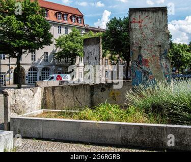 Vestiges du mur de Berlin devant Axel Springer Hochhaus Zimmerstraße 54, Mitte,Berlin Banque D'Images