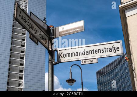 La rue Berliner MauerWeg marque la route du mur de Berlin à l'angle de l'Alte Jakobstrasse & Kommandantenstrasse, Mitte,Berlin Banque D'Images