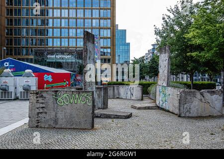 Sections du mur de Berlin et centre de vaccination Covid à l'extérieur de la maison d'édition Axel Springer, Zimmerstrasse, Mitte, Berlin Banque D'Images