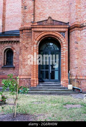 L'église protestante Saint-Thomas (Thomaskirche) est une église protestante conçue par Friedrich Adler et construite en 1865-1869 à Kreuzberg, Berlin. Détail de la porte Banque D'Images