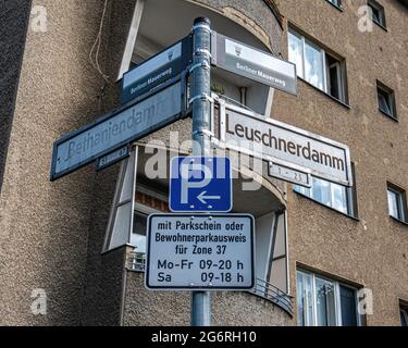 La rue Berliner MauerWeg marque la route du mur de Berlin à l'angle de Bethaniendamm & Leuschnerdamm,Mitte,Berlin Banque D'Images