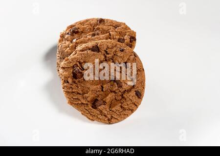 Assiette de biscuits aux pépites de chocolat fraîchement cuites. Fond blanc, mise au point sélective Banque D'Images