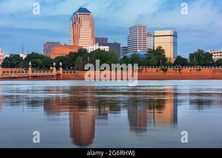 Shreveport, Louisiane, États-Unis, vue du centre-ville sur la rivière Rouge au crépuscule. Banque D'Images