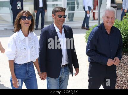 Cannes, France. 08 juillet 2021. Sophie Marceau (L), François Ozon (C) et André Dussollier arrivent à un photocall pour le film 'tout s'est bien passé (tout s'est bien passé)' lors du 74e Festival international du film de Cannes, France, le jeudi 8 juillet 2021. Photo de David Silpa/UPI crédit: UPI/Alay Live News Banque D'Images