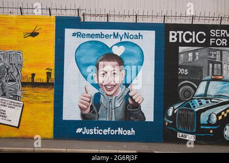 'RememberMyNoah' peintures murales mur sur Divis Road, Belfast, Irlande du Nord. Date de la photo : 01 juillet 2021 Banque D'Images