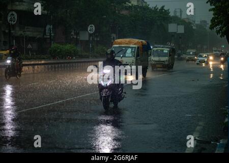 Kolkata, Inde. 07e juillet 2021. Une pluviométrie massive s'est produite hier à kolkata en raison de l'effet de monsson. De plus, kolkata a également résisté à une grève d'éclairs d'Amost 30 dans plusieurs chats de la ville. (Photo de Suvajit Mukherjee/Pacific Press) crédit: Pacific Press Media production Corp./Alay Live News Banque D'Images